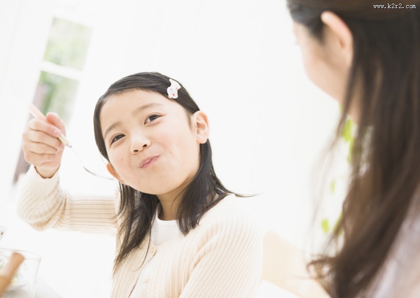 幸福一家人用餐图片