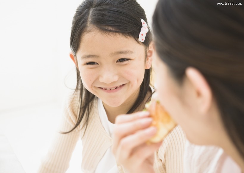 幸福一家人用餐图片