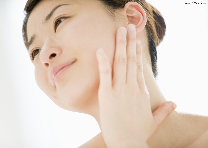 女性洗脸特写图片