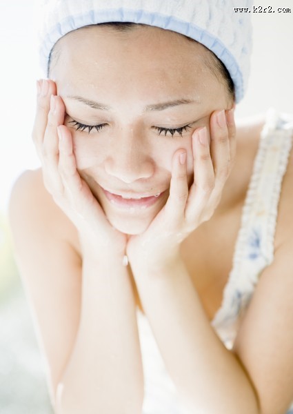 女性洗脸特写图片