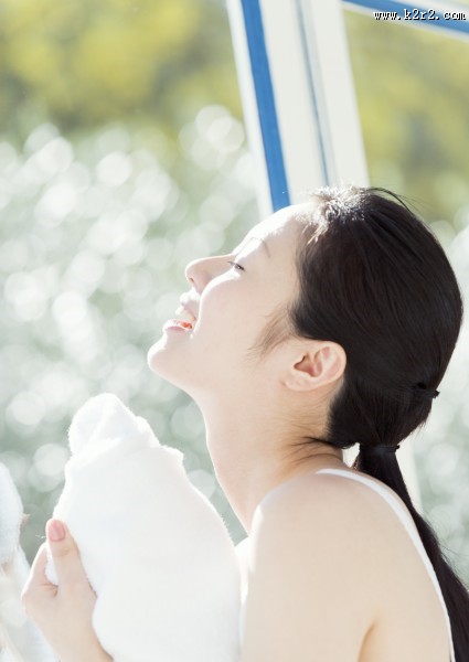 女性洗脸特写图片