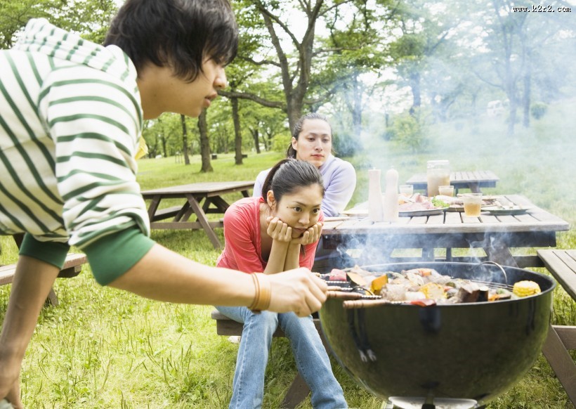 朋友户外野餐图片