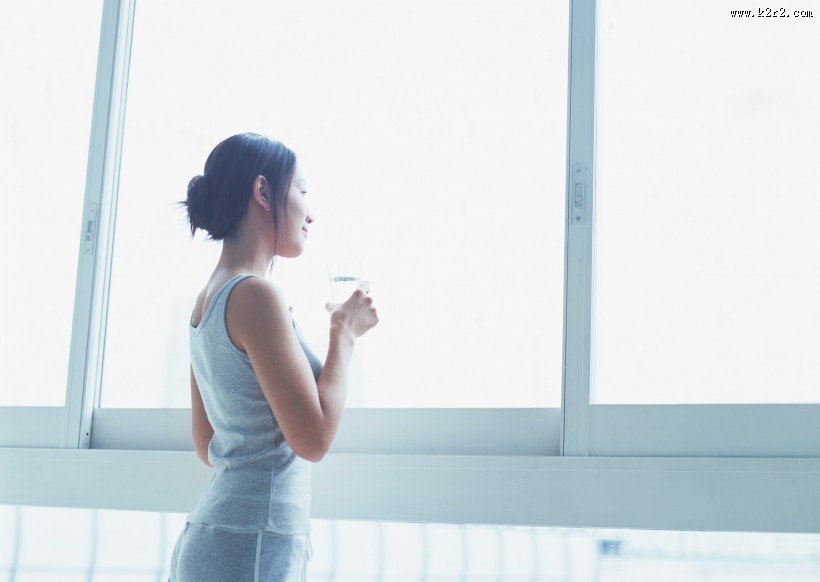 女性清晨喝水图片