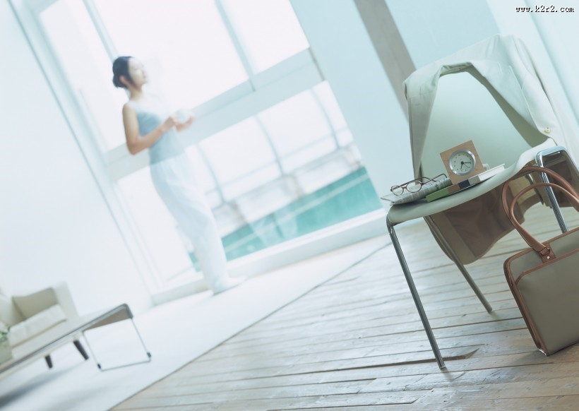 女性清晨喝水图片