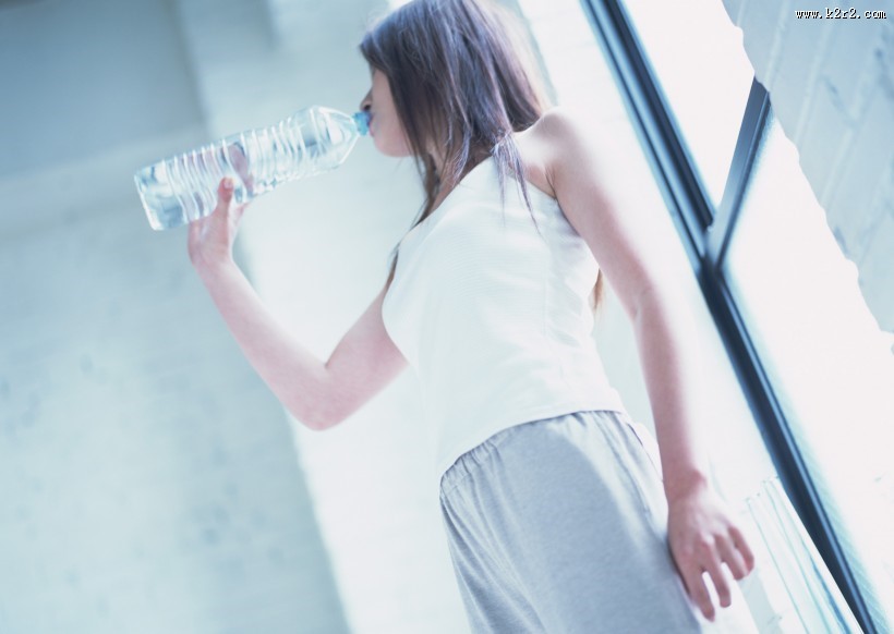 女性清晨喝水图片