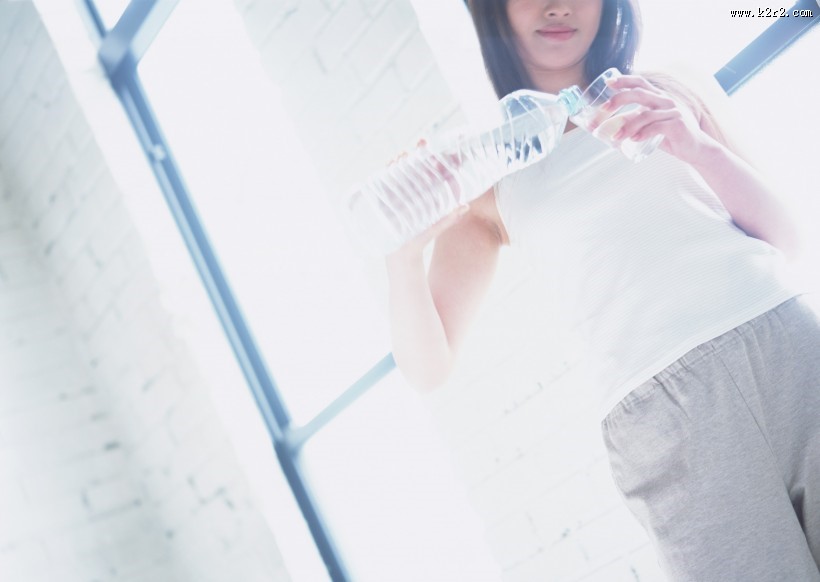 女性清晨喝水图片