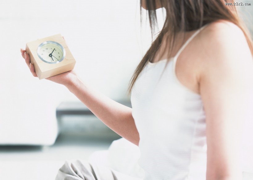 女性清晨起床图片大全