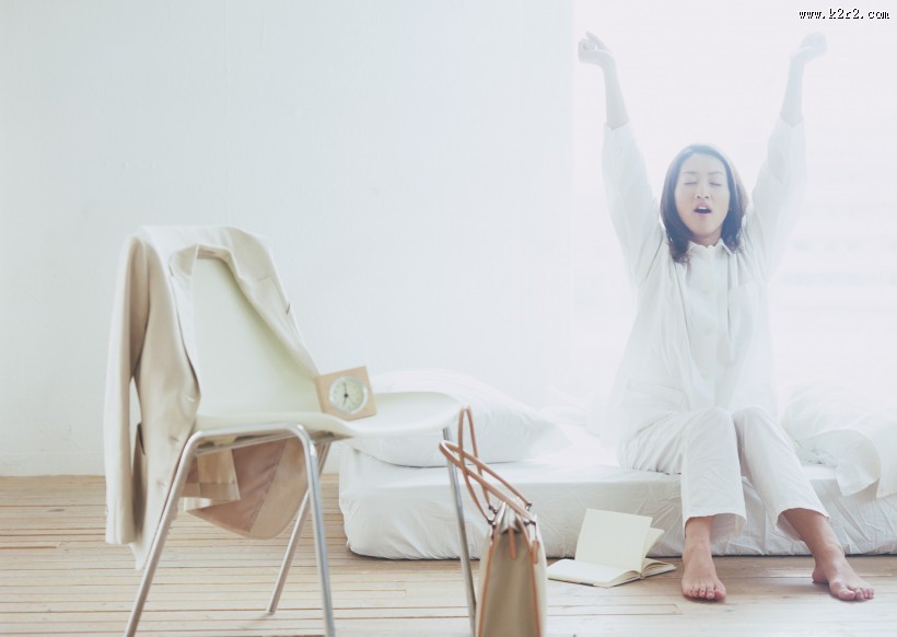 女性清晨起床图片大全