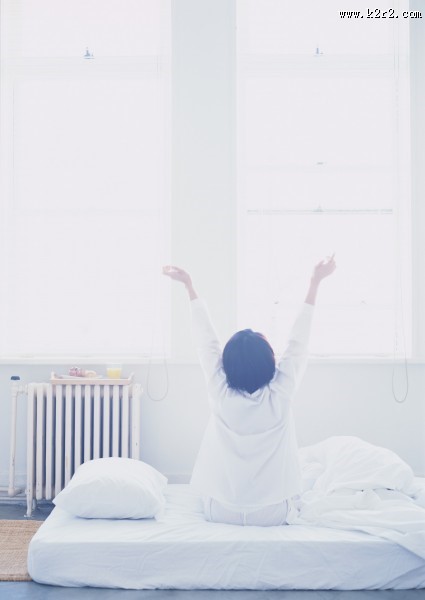 女性清晨起床图片大全