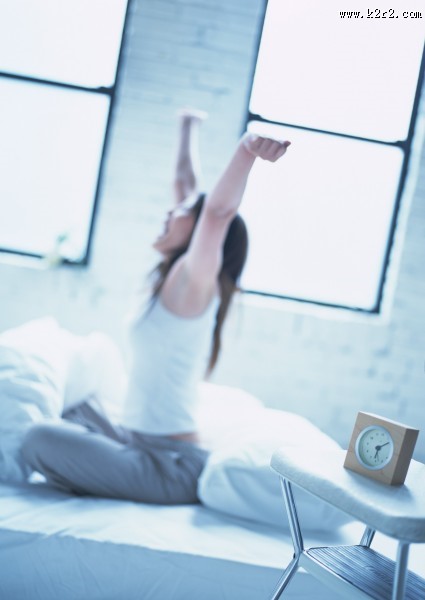 女性清晨起床图片大全