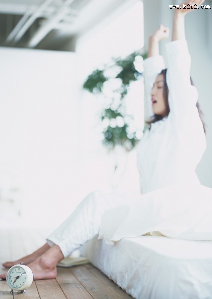 女性清晨起床图片大全