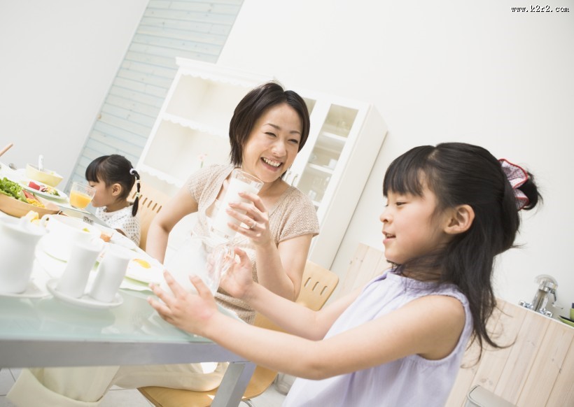 家人餐桌用餐图片