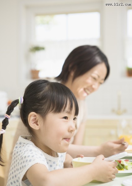 家人餐桌用餐图片