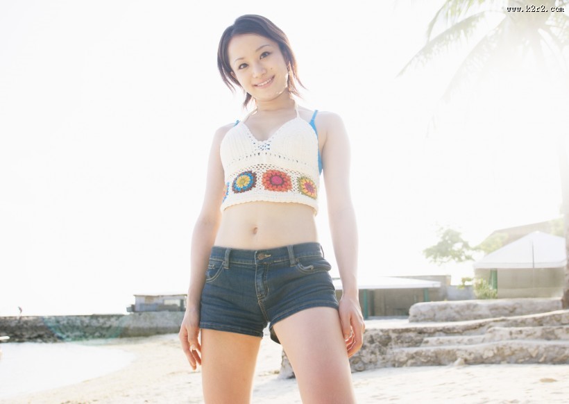 女性在清新绿色大自然度假图片大全