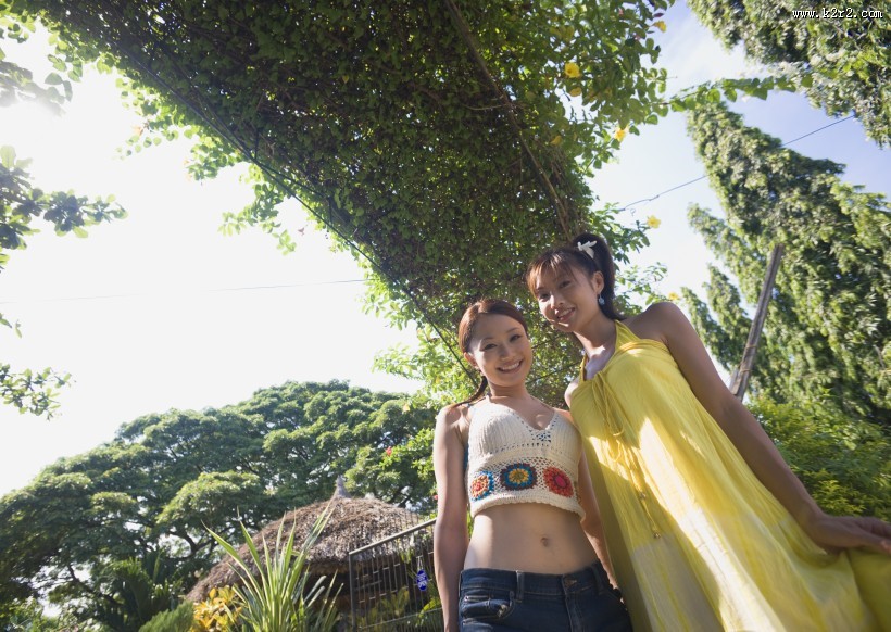 女性在清新绿色大自然度假图片大全