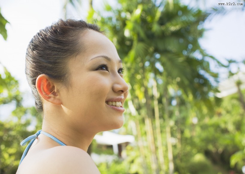 女性在清新绿色大自然度假图片大全