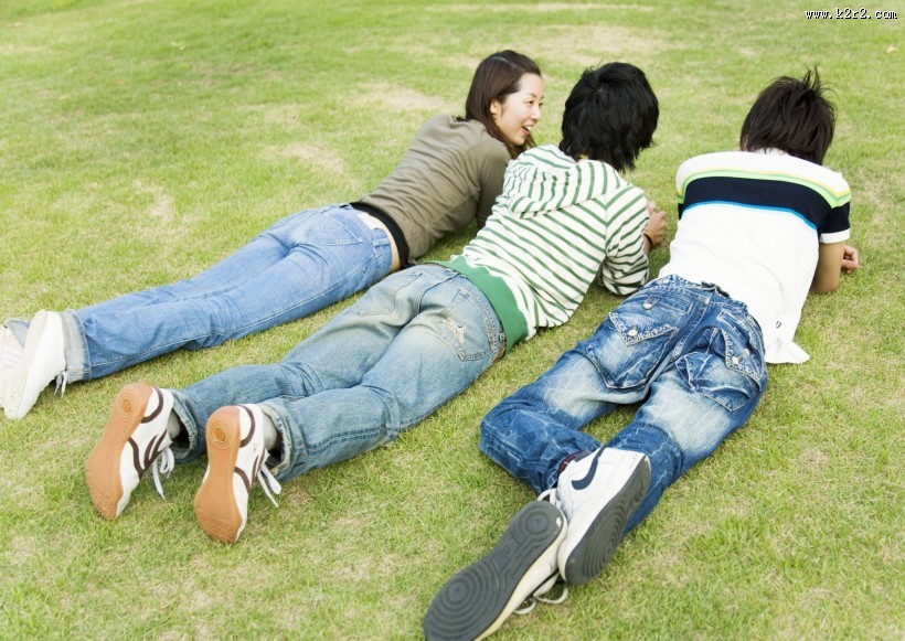 大学生校园草地休闲图片大全