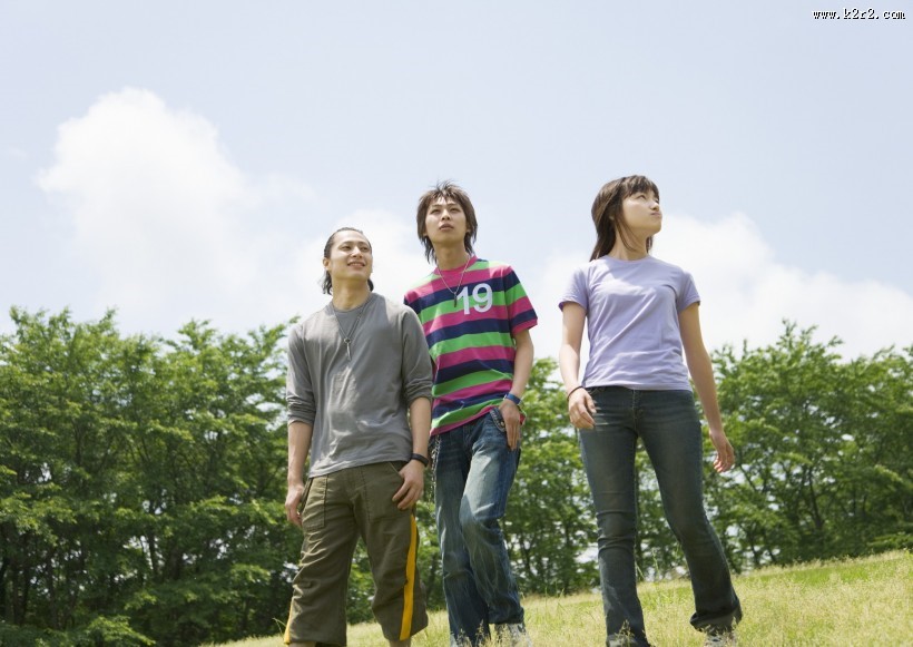 大学生校园草地休闲图片大全