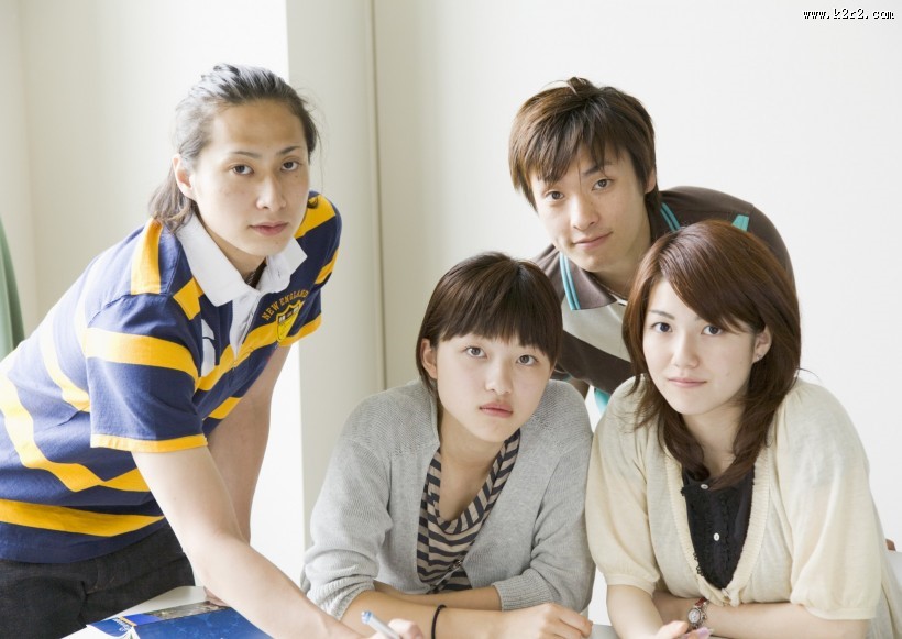 校园学生讨论问题图片