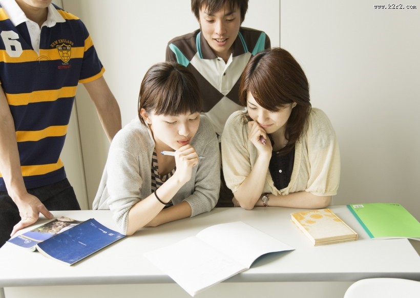 校园学生讨论问题图片