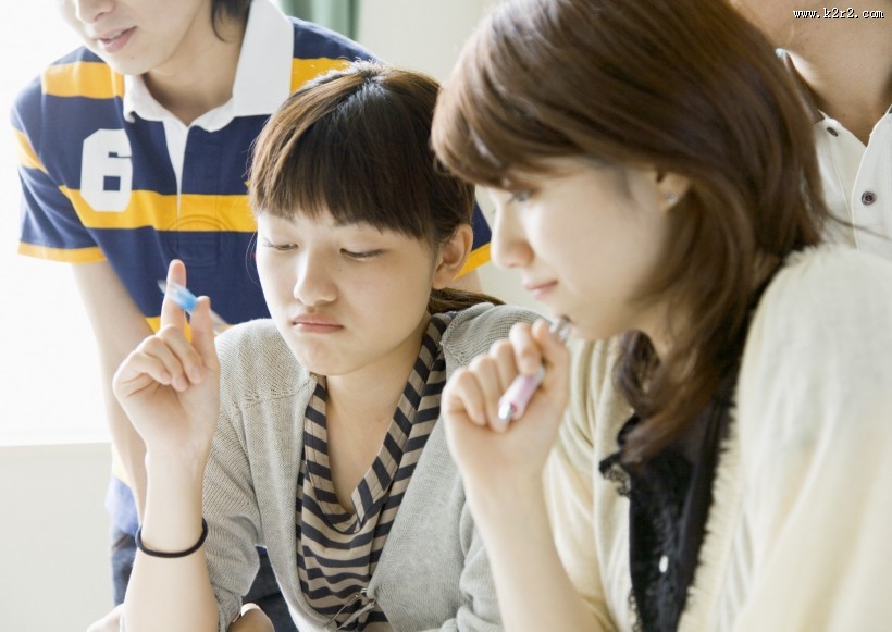 校园学生讨论问题图片