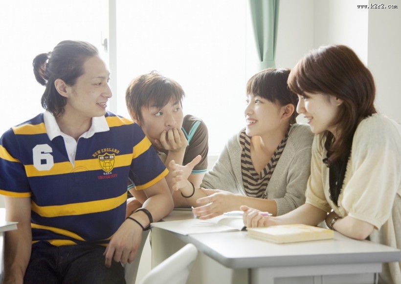 校园学生讨论问题图片