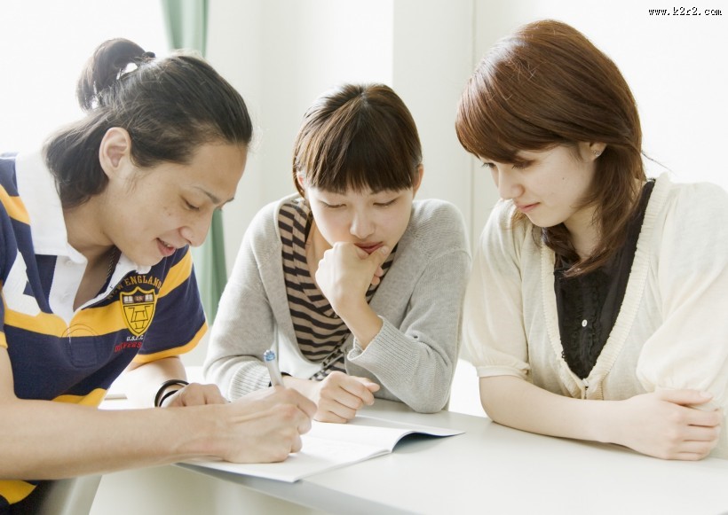 校园学生讨论问题图片