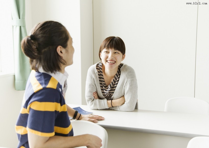 校园学生讨论问题图片