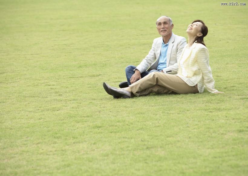 老人在户外草地休闲运动图片