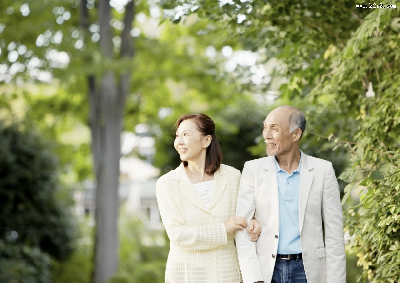 老人在户外草地休闲运动图片