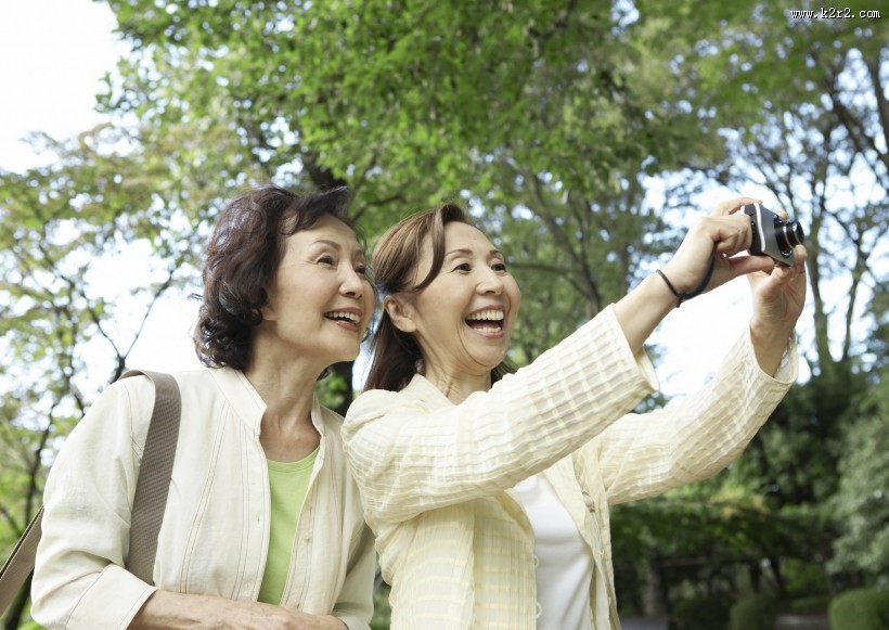 老人在户外草地休闲运动图片