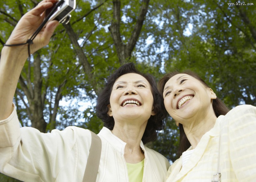 老人在户外草地休闲运动图片