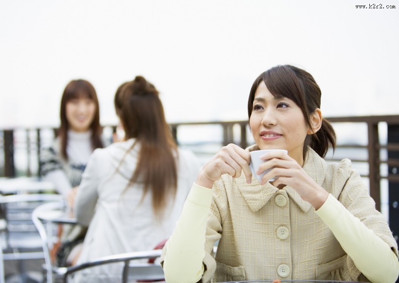 女孩假期品尝美食图片