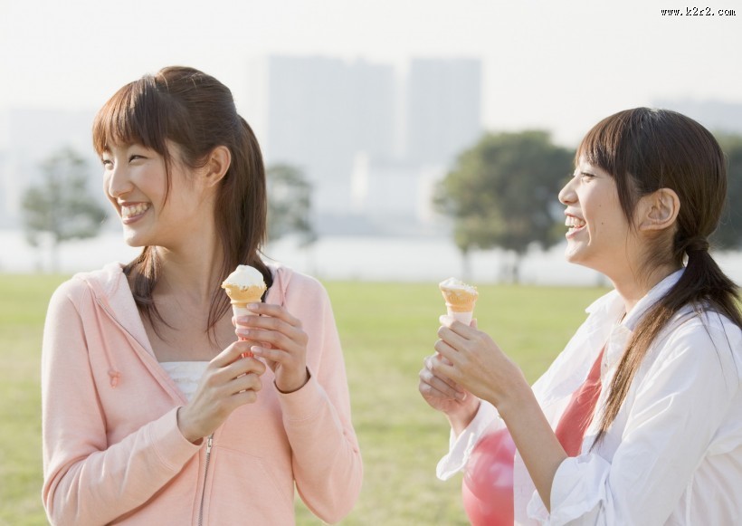 假期女生草地玩耍图片大全