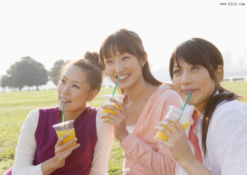 假期女生草地玩耍图片大全