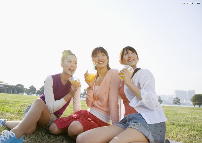 假期女生草地玩耍图片大全