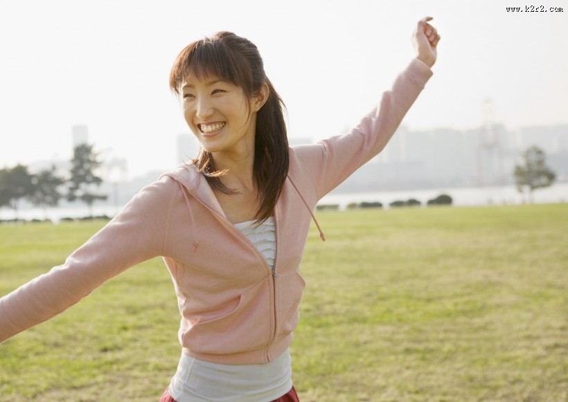 假期女生草地玩耍图片大全