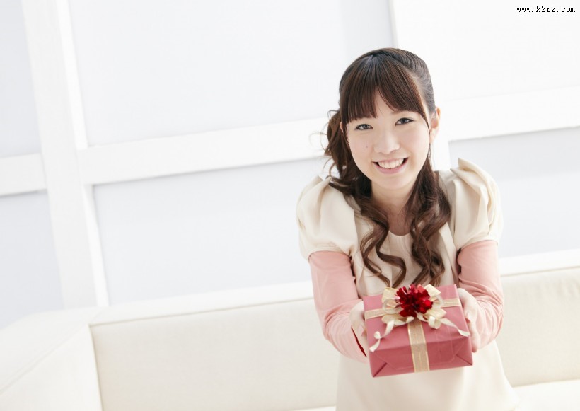 女孩和礼物图片