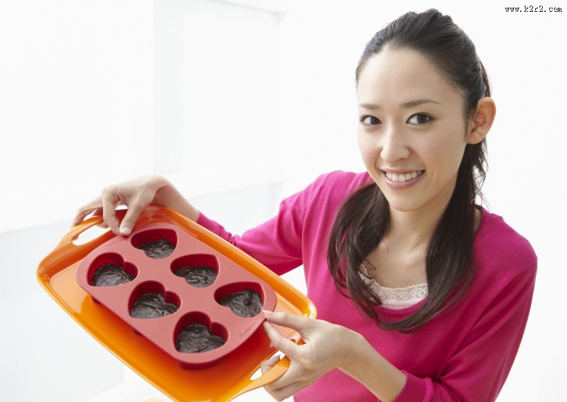 厨房里的女孩图片