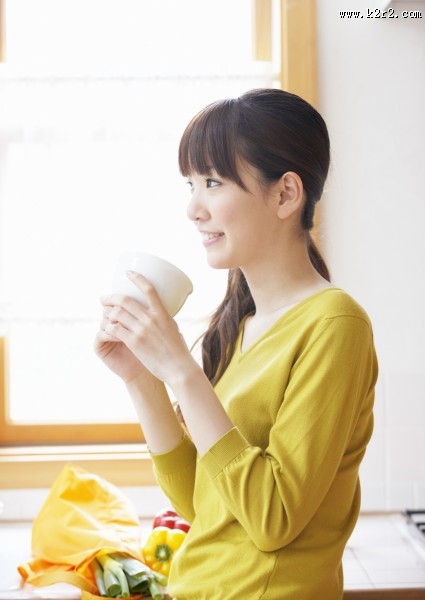 厨房里的女孩图片