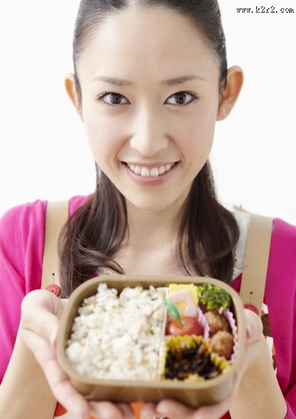 厨房里的女孩图片