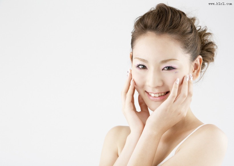 女性化妆保养特写图片