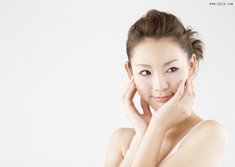 女性化妆保养特写图片