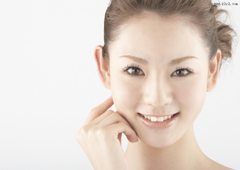 女性化妆保养特写图片