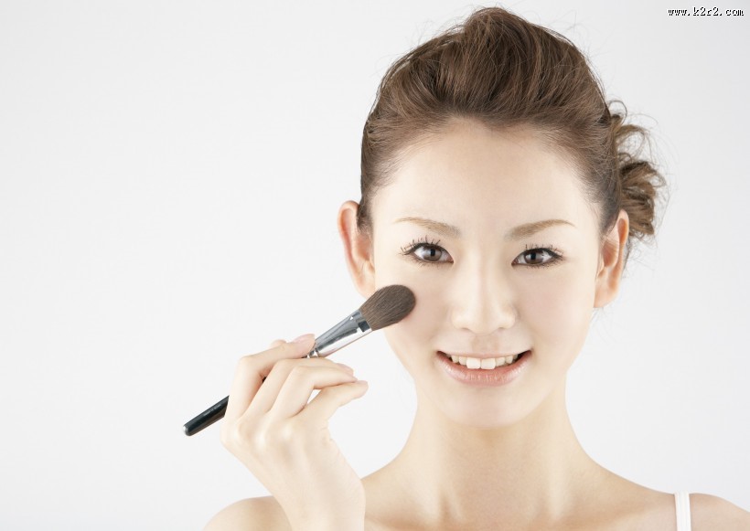 女性化妆保养特写图片