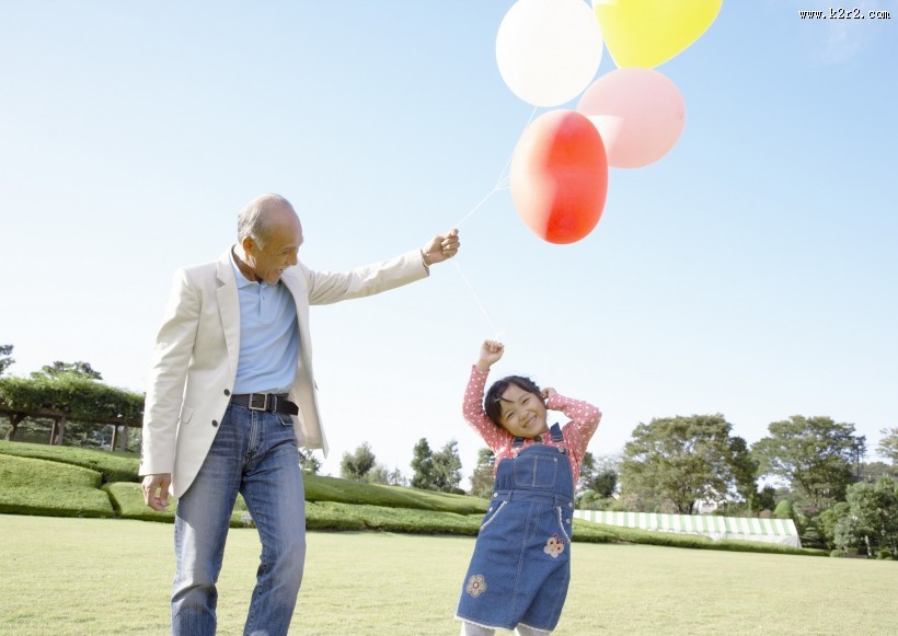 老年人和家人休闲图片