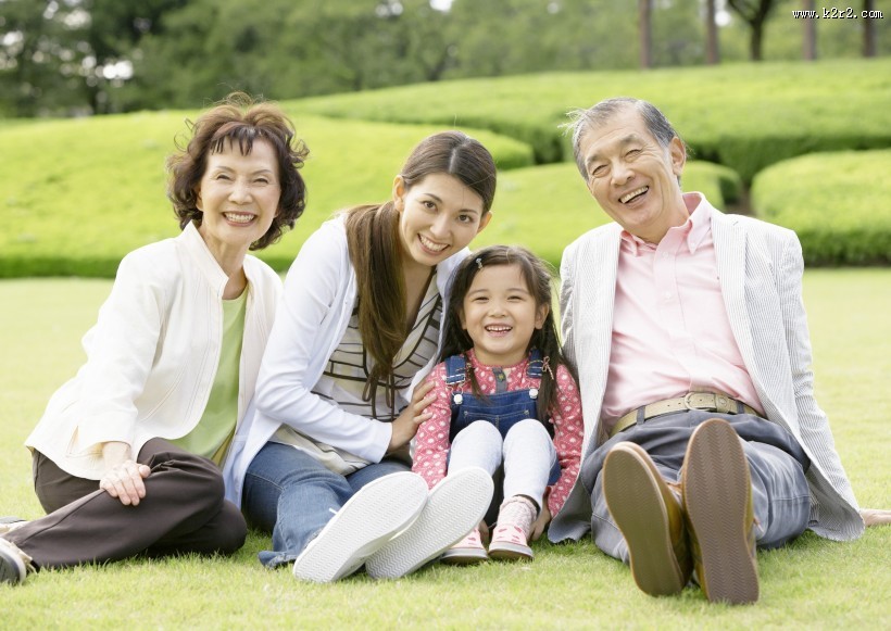 老年人和家人休闲图片