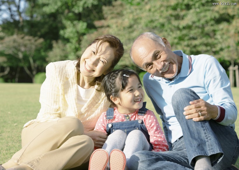 老年人和家人休闲图片