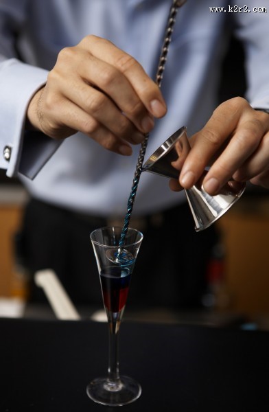 调制鸡尾酒图片