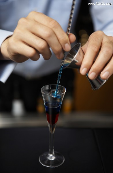 调制鸡尾酒图片